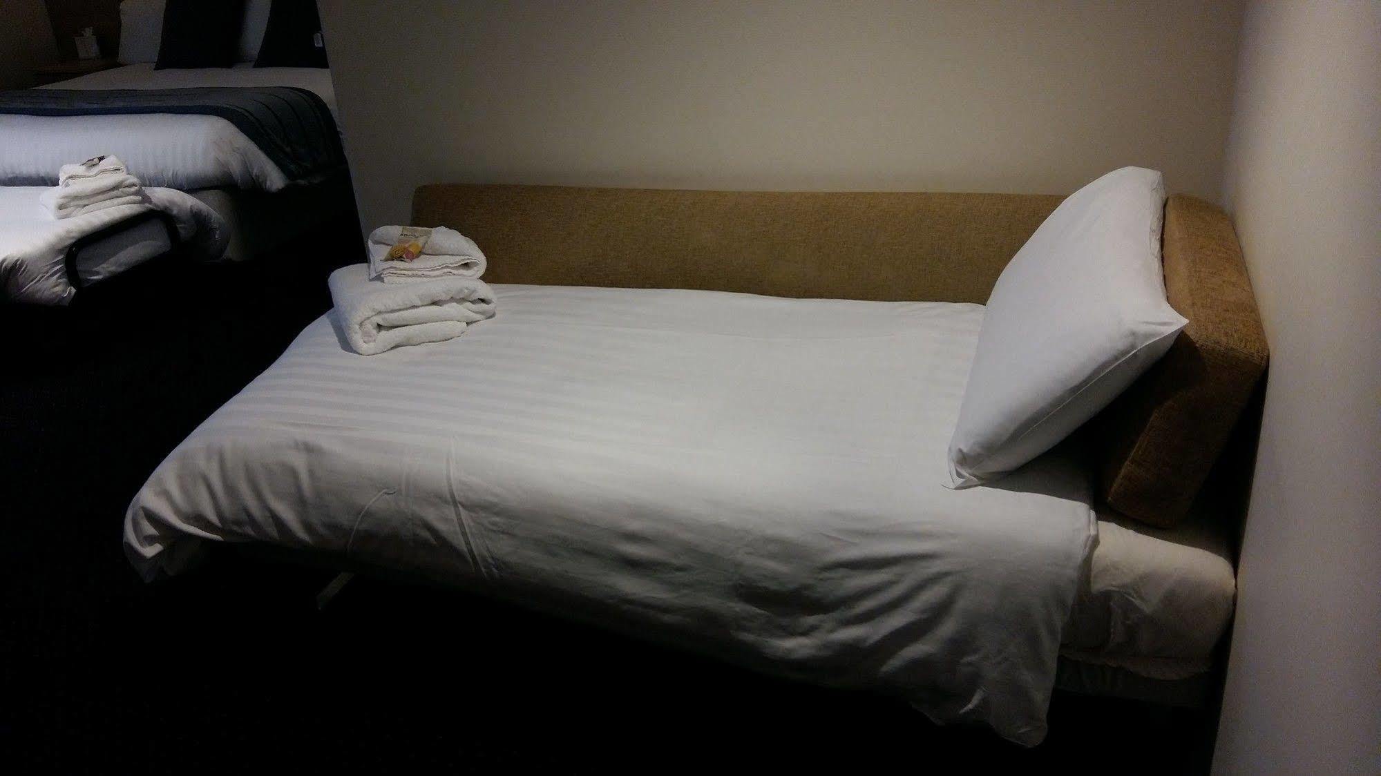Waterfront Hotel Brighouse Bagian luar foto